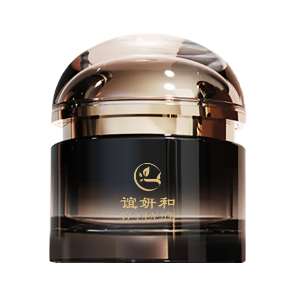 肌底修护霜修护之源、源自自然;修护受损的肌肤屏障、敏感泛红、干燥脱屑、全新植萃修护霜、融合小麦滋养、燕麦舒缓与烟酰胺焕亮三重核心成分、协同半枝莲、淡竹叶、马齿苋等九大草本精粹、构筑肌肤“修护防线”、  
烟酰胺有效强化角质层、提升肌肤锁水力与光泽度;小麦与燕麦富含多糖与氨基酸、深层润养、重建肌肤弹性基底;马齿苋、穿心莲、蛇床子等天然抗炎草本、迅速安抚躁动肌肤、缓解因环境刺激引发的不适、淡竹叶清热排毒、地肤子止痒净肤、合欢宁神安肤、王不留行促进微循环、协同激活肌肤自愈力、